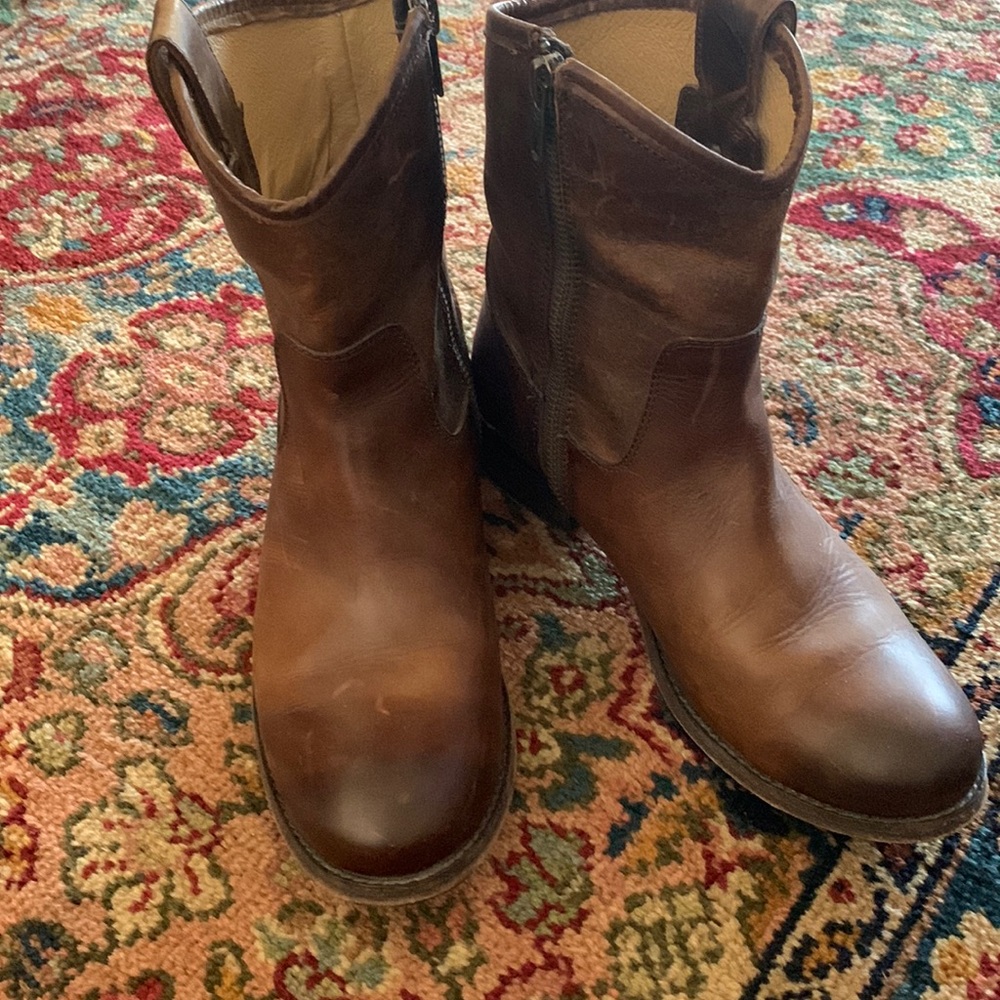 Womens Frye ankle boots. Good used condition